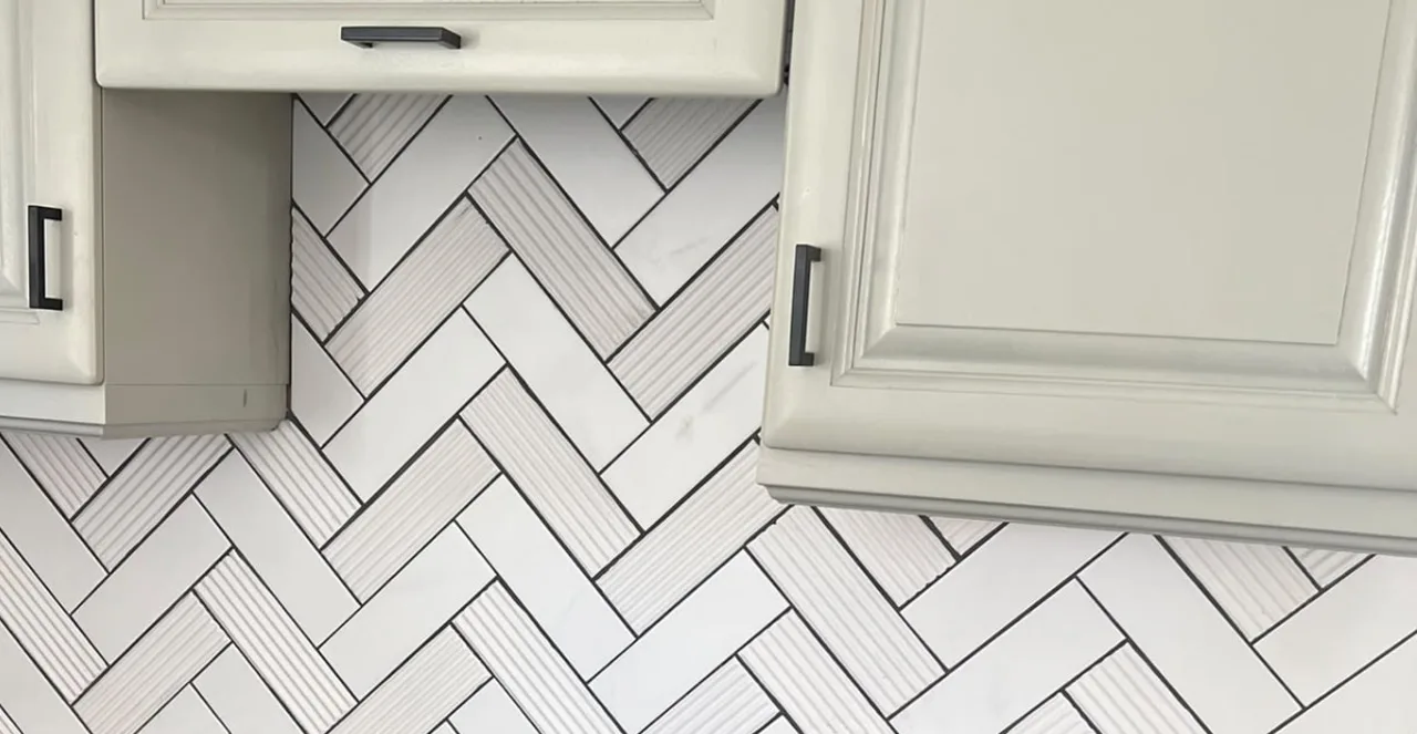 Kitchen tiling in London: white herringbone splashback with fluted and plain tiles